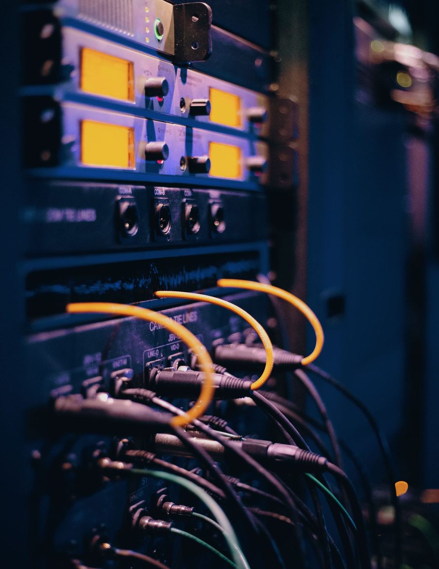 Rack de red con cableado
